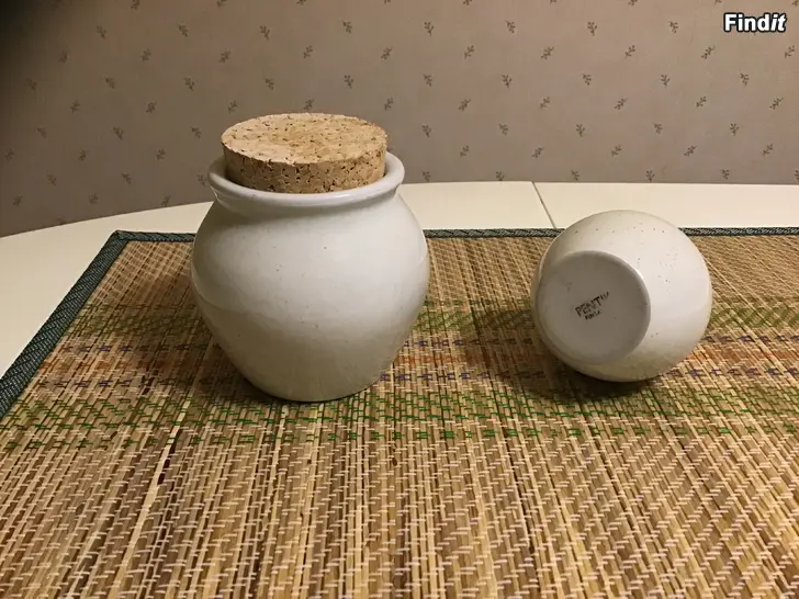 Säljes Vackra Naturvita PENTIK  burkar i nyskick