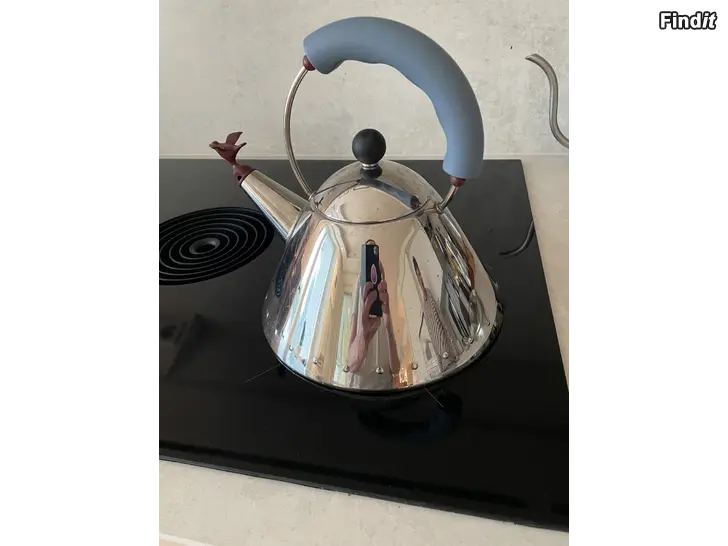 Säljes Ikonisk Alessi vattenpanna. Rymmer 2 liter. Korken som vislar då vattnet kokar