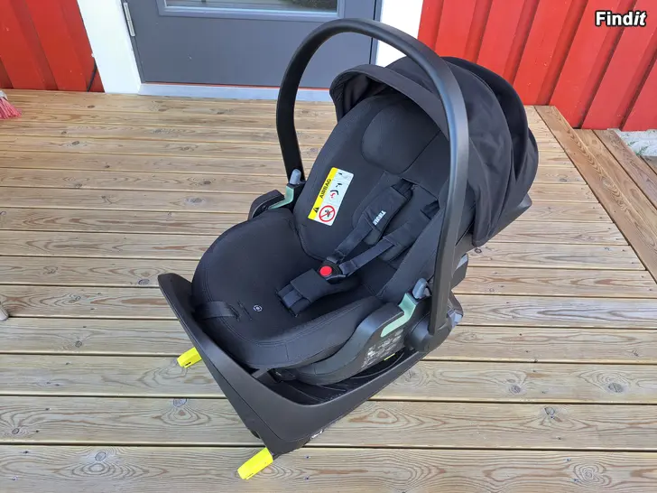 Säljes Thule Maple babyskydd + Alfi ISOFIX-bas + Urban Glide 3-adaptrar