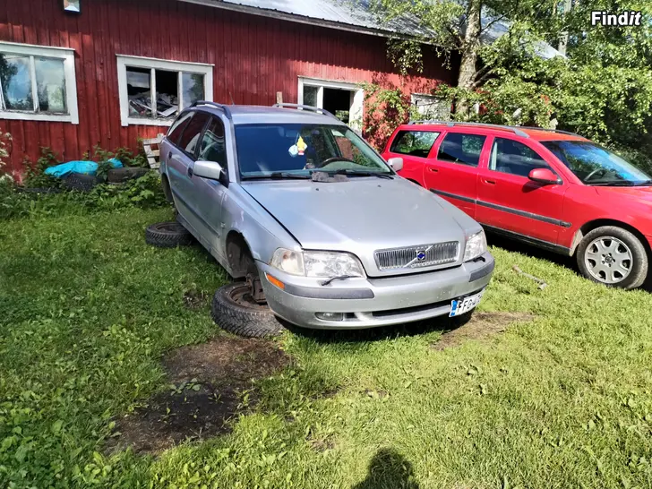 Myydään Volvo V40 T4 osina