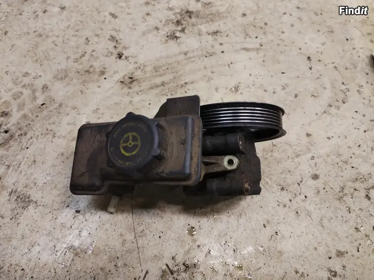 Myydään Ford Mondeo MK3 ohjaustehostimen pumppu