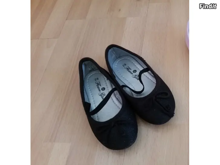 Myydään Tytön kesäkengät juhlakengät Flower Girl  mustat koko 28 -5e