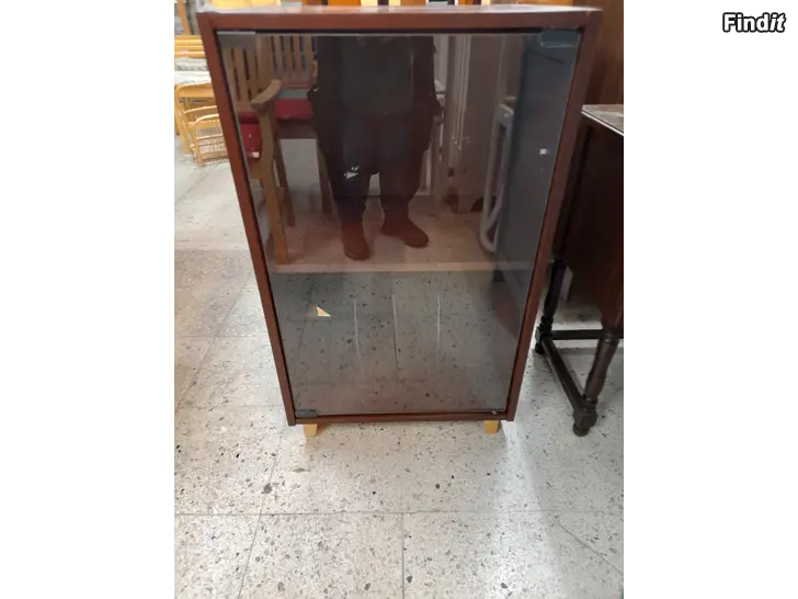 Säljes Brunt skåp med glasdörr