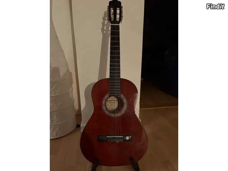 Myydään Barngitarr