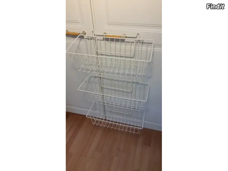 Myydään seinään kiinnitettävä sarjakori valkoinen 3 korilla  -hinta 6e