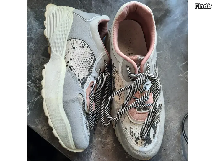 Säljes Sneakers 39