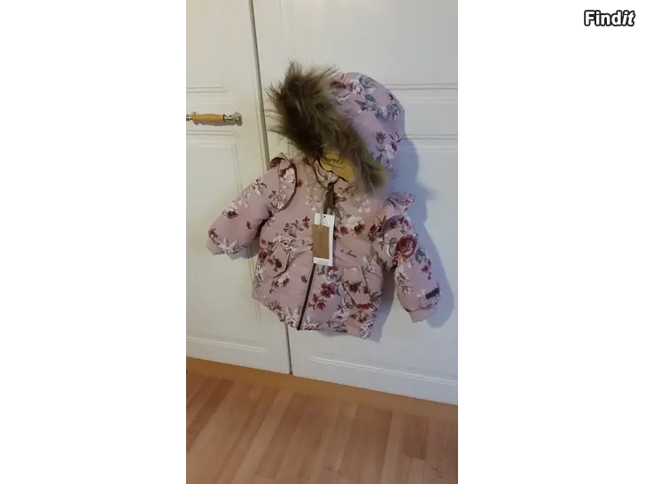 Myydään Newbie lasten kukallinen talvitakki koko 68 uusi -hinta 18e