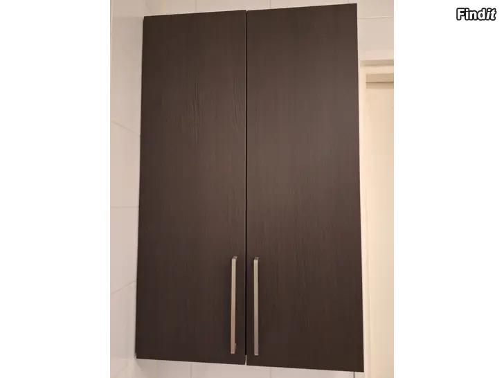 Säljes Snyggt badrumsskåp med glashyllor