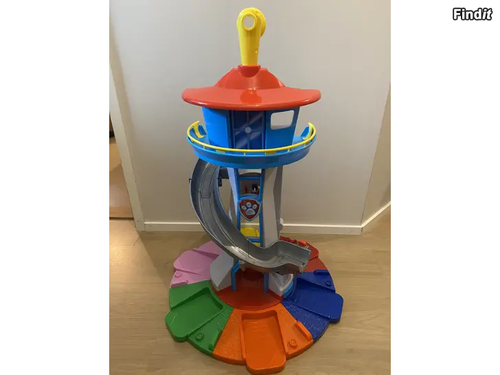 Säljes Paw patrol torn med fordon och figurer