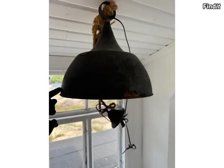 Säljes Gjutgärns-lampa