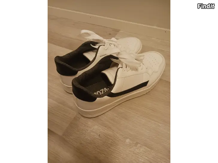 Myydään 41 poikien tennarit Moza-X Sisäpituus 26cm