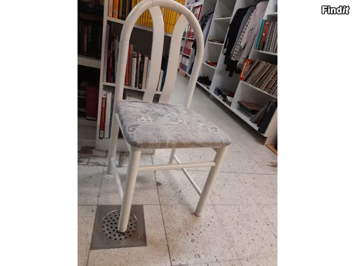 Säljes Vita Stolar med Tygsistar