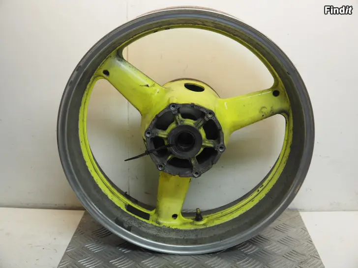 Myydään Yamaha YZF R6 99-02 takavanne rear wheel 5EB2533800