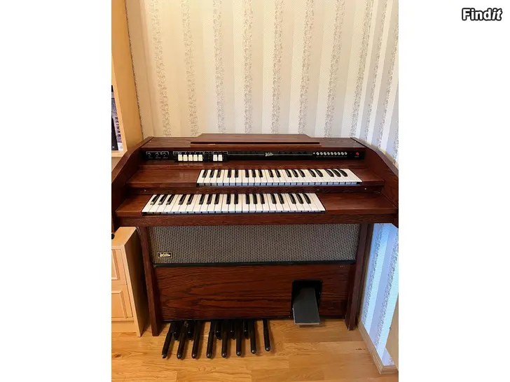 Säljes Walton elorgel med dubbla klaviatur och pedalverk