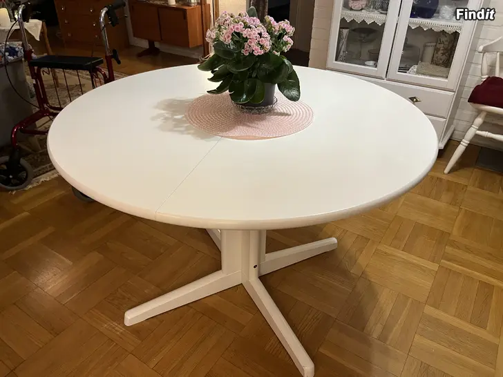 Säljes Runt vitt bord i massivt trä med tilläggsskiva