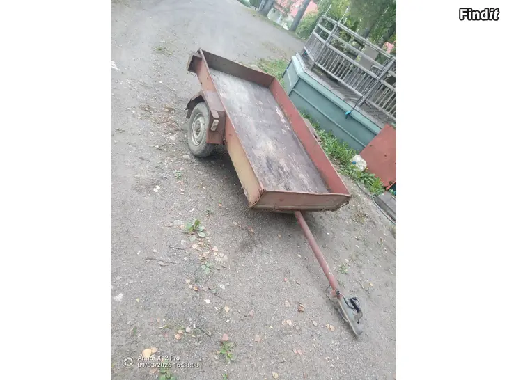 Myydään Vanha tehdastekoinen kärry. Ei rekisterissä