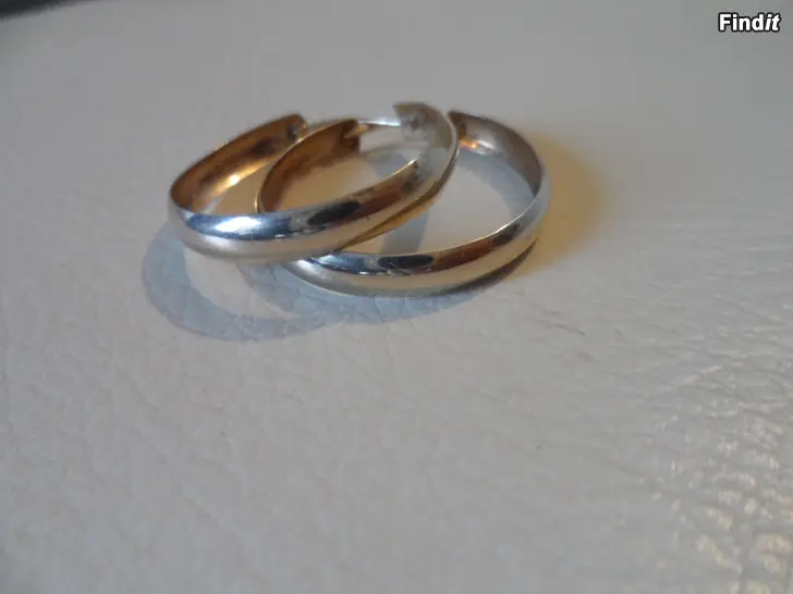Myydään Korvarenkaat 25 x 4mm Hopea v.1999