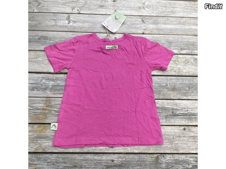 Säljes Ny, mörkrosa bambu t-shirt storlek 6-7år