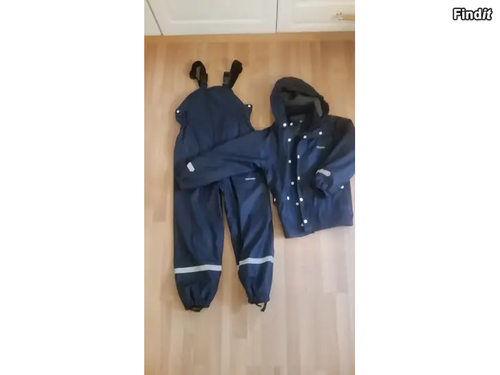 Myydään Tretorn vuorellinen sadeasu 122/128  -hinta 20e