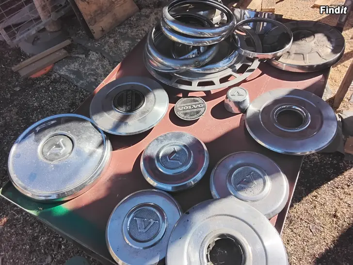 Myydään Volvon pölykapseleita ja ajovalon kransseja