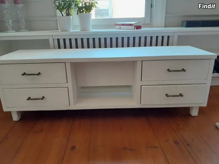 Säljes Tv bänk i gediget trä