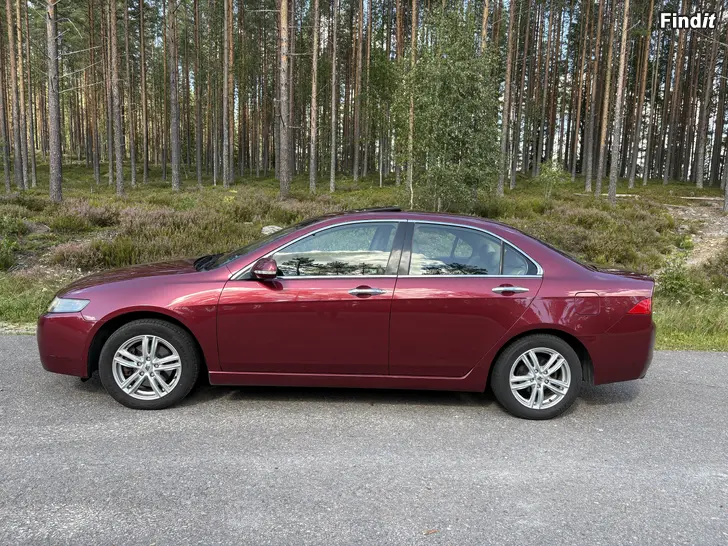 Myydään Honda Accord 2.4 i-VTEC. Ajettu vain 144tkm - täydellinen merkkiliikkeen huoltokirja