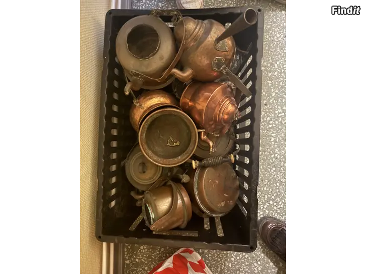 Säljes En korg med kopparpannor och andra kopparsaker samt en samovar
