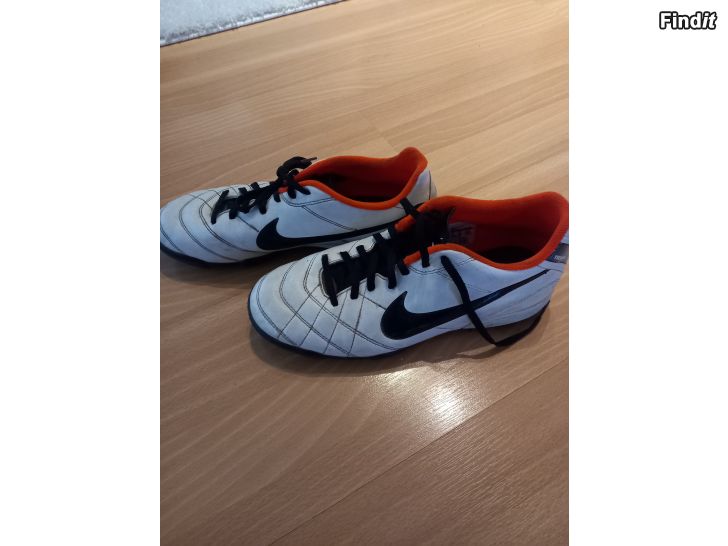 Säljes Grusskor Nike  för bl a fotbollsspel 42