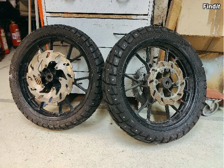 Myydään Talvirenkaat smoto vanteilla