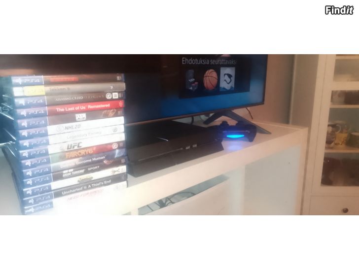 Myydään Playstation 4 + 12peliä + 2ohjainta