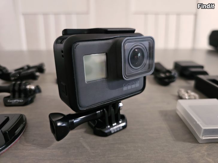 Myydään GoPro Hero 5 Black med tillbehör