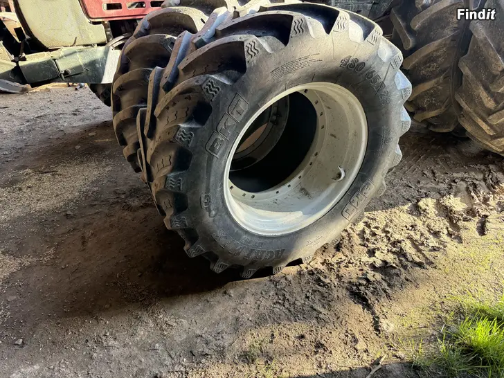 Myydään Valtra 480/65r28 etuparipyörät ja välivanteet