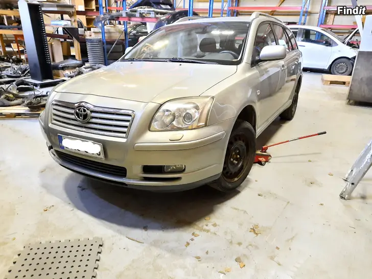 Myydään Toyota Avensis T25 vasen etulokasuoja