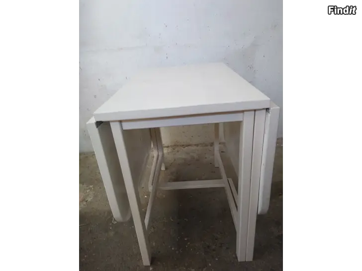Säljes Klaffbord och fyra stolar