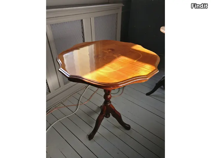 Säljes Vackert litet sidobord med intarsia