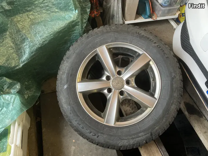 Myydään Honda CR-V  Nastarenkaat Alumiinivanteilla 215 / 65 R 16