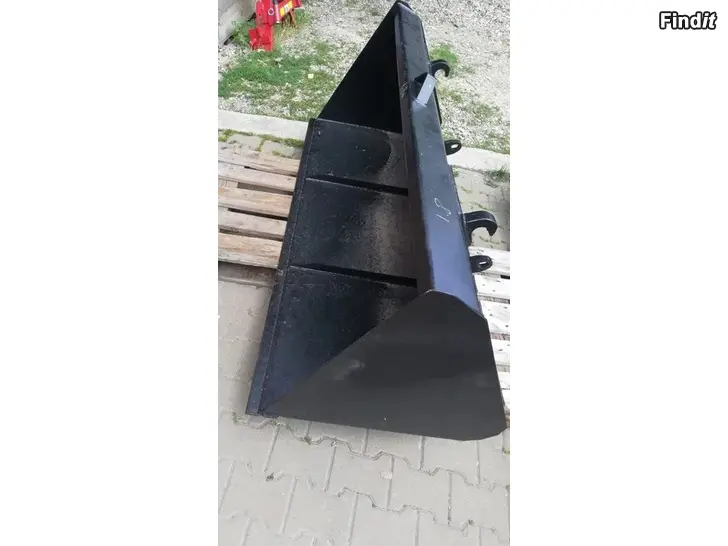 Myydään Traktorin viljakauha, multaa, hiekkaa