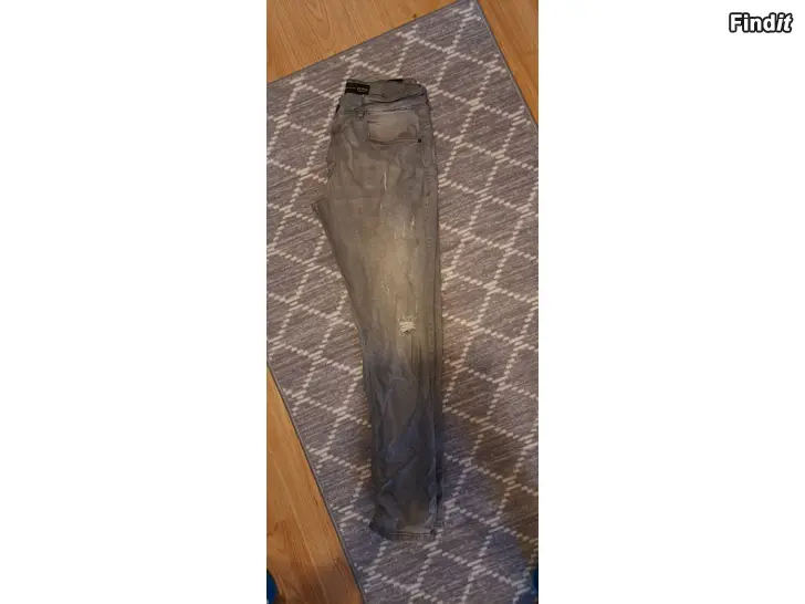 Säljes Farkut nuorille pojille