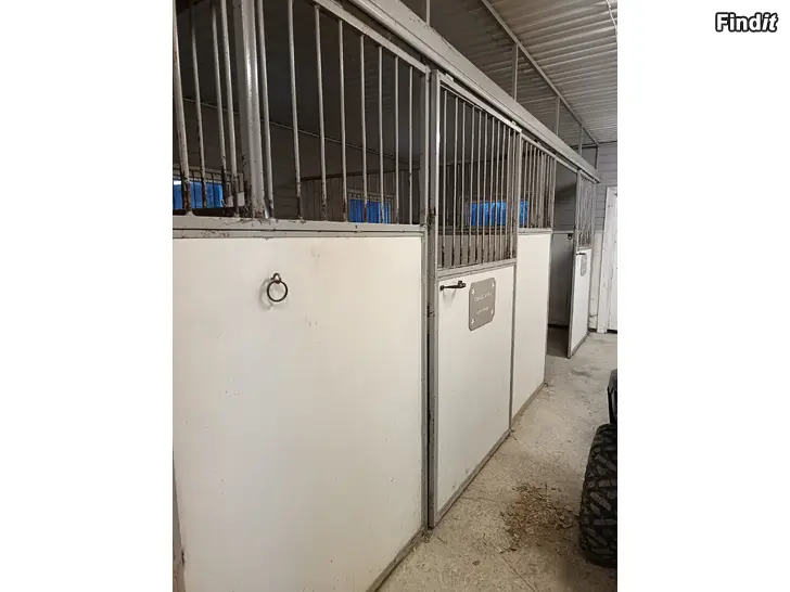 Myydään Säljes Boxdörrar/mellanväggar till Häststall