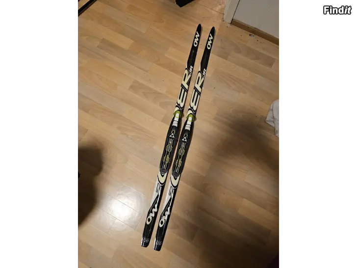 Säljes Stavar, skor, skidor