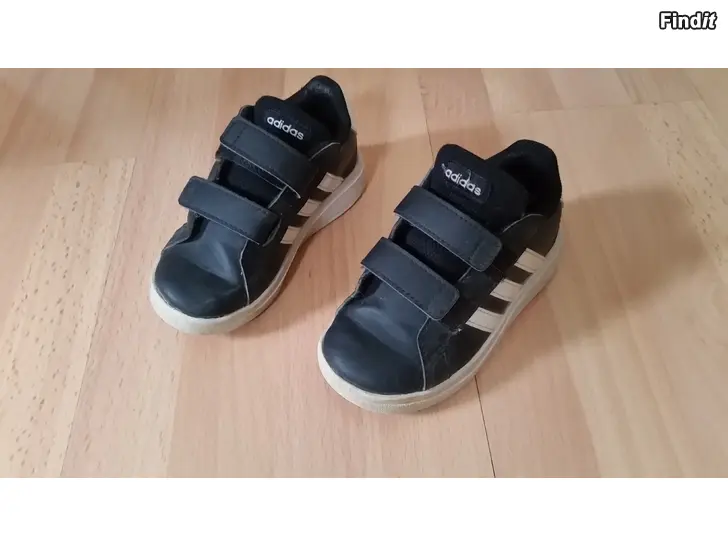 Myydään Adidas mustat lenkkarit koko 23 -hinta 6e