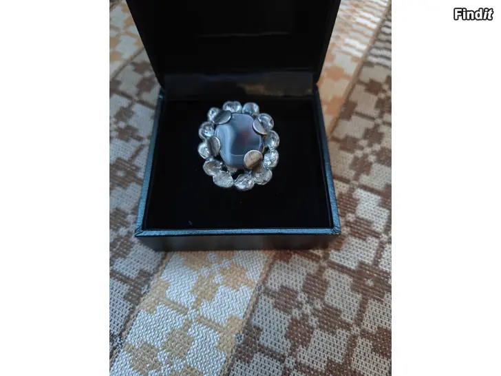 Säljes SARPANEVAN HOPEINEN DESING SORMUS