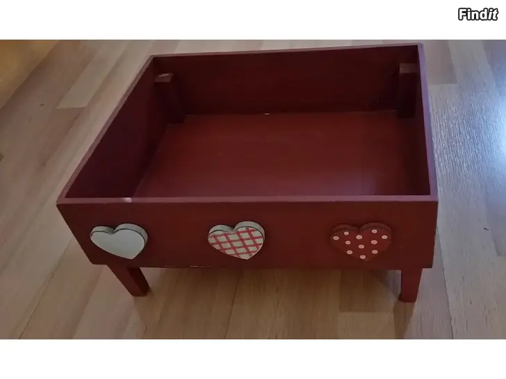 Myydään Puinen laatikko viininpunainen -hinta 5e