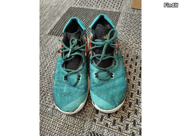 Myydään Adidaksen koripallokengät koko 45