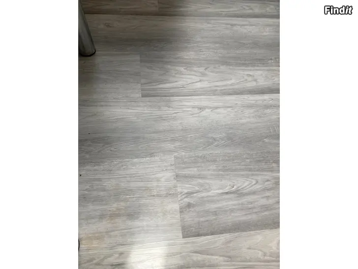 Myydään SPC kuvioitu eloisa vaaleanharmaa vinyylilauta 150 m2
