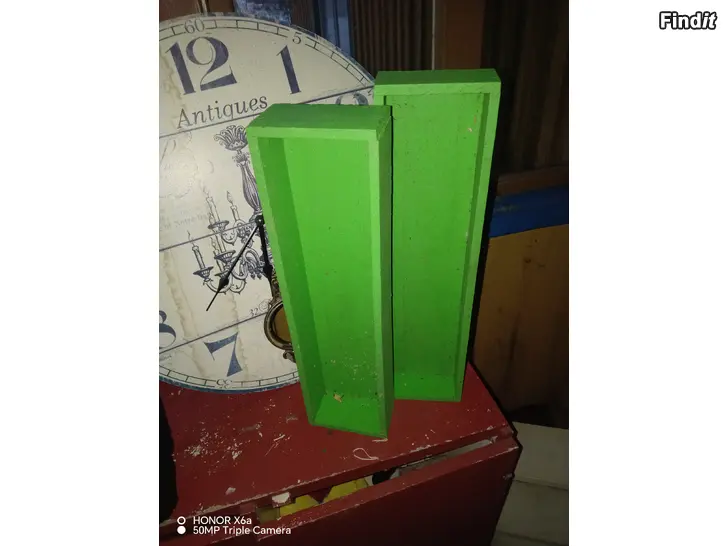 Myydään 2 puista vihreää laatikkoa