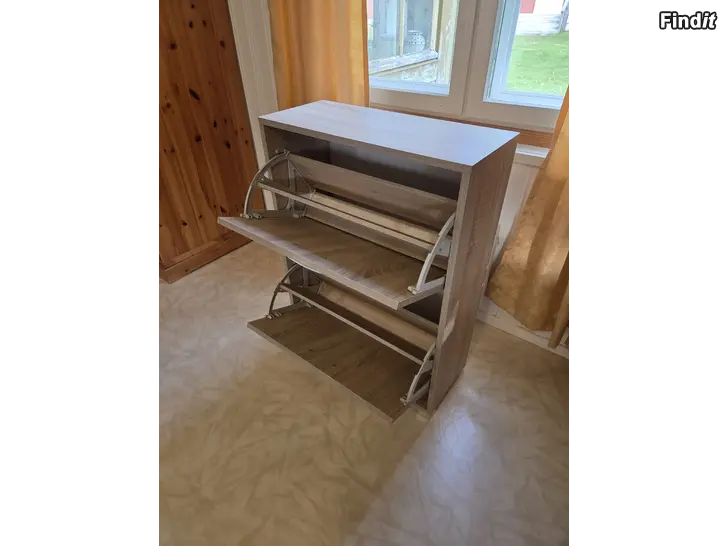 Säljes Säljes bra begagnat skoskåp. Köpt nytt år 2024.  Bredd 60 cm Höjd 82.5 cm Djup 25.5 cm  Inga byten