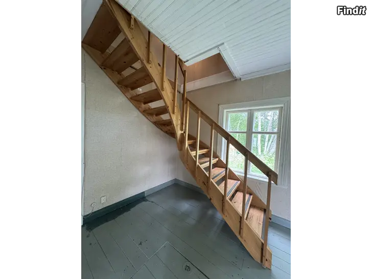 Säljes Trappa i massivträ, våningshöjd 270 cm
