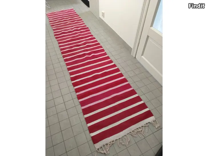 Säljes Trasmatta, i rött, vitt och rosa