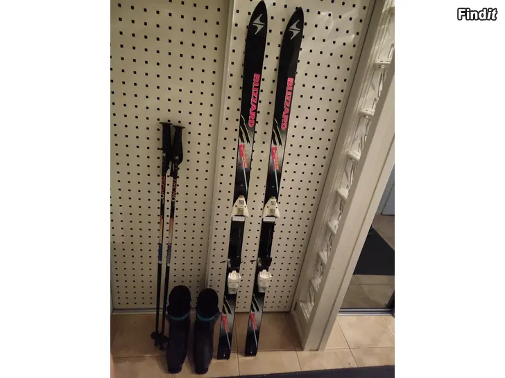 Säljes Slalompaket med skidor, stavar och skor Laskettelupaketti